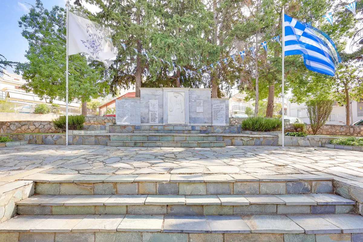 Πλατεία Ηρώων (το μνημείο)