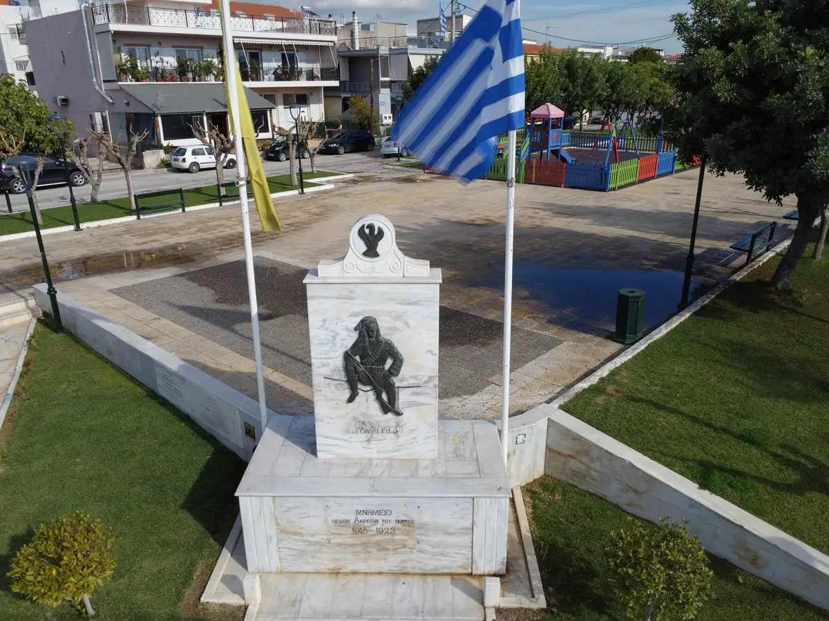 Πλατεία Ακριτών Πόντου και μνημείο Ακριτών Πόντου
